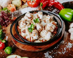 Plněné ravioly namáčené v jogurtu – tradiční turecký pokrm manti