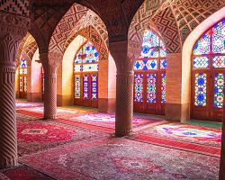 Hra barev v mešitě Násirolmolk v Širázu