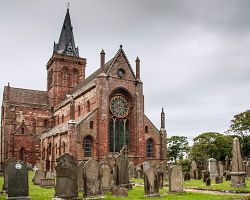 Katedrála sv. Magnuse je dominantou Kirkwallu