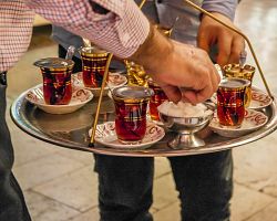 Turecký čaj servírovaný na Velkém bazaru v Istanbulu