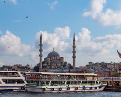 Istanbulské přístaviště výletních lodí pro plavbu po Bosporu