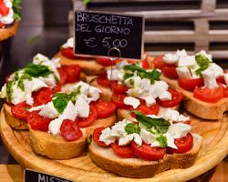 Vynikající bruschetta… Ochutnejte na Ischii v městečku Serarra Fontana!