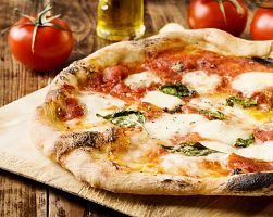 Tradiční pizza – jedno z nejoblíbenějších jídel v oblasti Apulie
