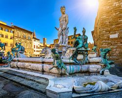 Neptunova fontána na náměstí Piazza della Signoria ve Florencii