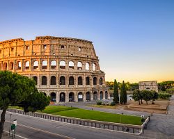 Římské Koloseum při západu slunce