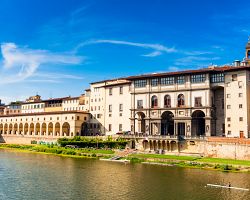 Galerie Uffizi na břehu florentské řeky Arno