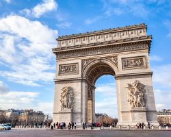 Vítězný oblouk ukončuje slavný bulvár Champs Elysées