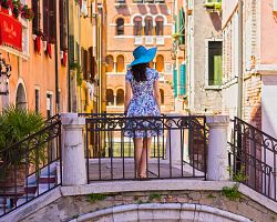 Dopřejte si procházku mosty přes benátské kanály…