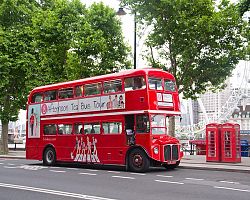 Červený londýnský doubledecker s tradičním odpoledním čajem