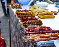 Speciality na městské tržnici v Zanzibaru