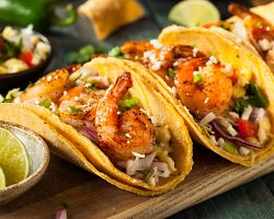 Pikantní krevetové tacos se zelným salátem a salsou… Ochutnejte!