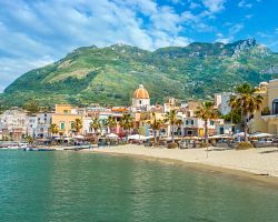 Malebné město Foria na ostrově Ischia