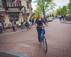 Poznávání chce odvahu… Vyzkoušejte cykloprojížďku Amsterdamem jako naše cestovatelka!