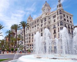 Letní pohoda historického centra Alicante s fontánou
