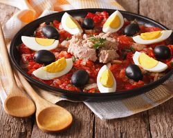 Ochutnejte domácí tuniskou kuchyni! Tradiční salát s tuňákem, vejcem a zeleninou.