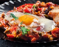 Shakshuka – oblíbený tuniský pokrm se sázenými vejci, rajčaty, paprikou, zeleninou a bylinkami