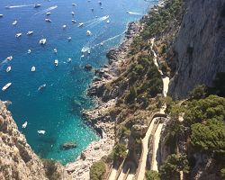 Krásný výhled na serpentinu Via Krupp na Capri
