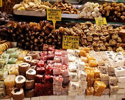 Baklava, koření, oříšky… a další turecké dobroty na místních trzích