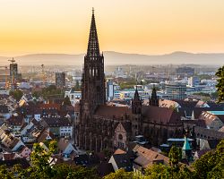 Malebné panorama německého Freiburgu
