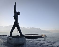 Socha Freddieho Mercuryho je dominantou Montreux