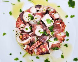 Chobotnicový salát – tradiční portugalská pochoutka