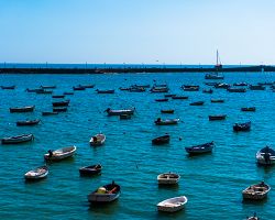 Moře posázené lodičkami u pláže Caleta v Cádizu