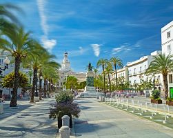 Náměstí San Juan de Dios a radnice v Cádizu ve španělské Andalusii