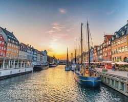 Západ slunce na kouzelném nábřeží Nyhavn