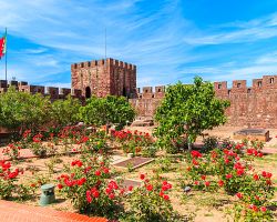 Impozantní maurský hrad se zahradou růží ve městě Silves