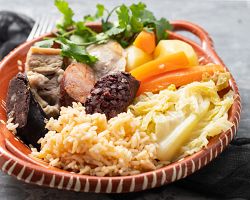 Tradiční portugalské jídlo cozido – směs vepřového masa, klobásek a zeleniny