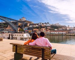 Zažijte atmosféru čtvrti Ribeira v Portu s výhledem na most Ponte de dom Luís I…