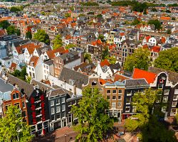 Pohled na střechy a fasády Amsterdamu ze zvonice kostela Westerkerk