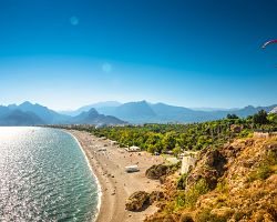Panoramatický výhled na zlatavou pláž ve městě Antalya