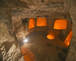 Co skrývá tajuplné podzemí města Saratli Kirkgoz? Prozkoumejte sami!