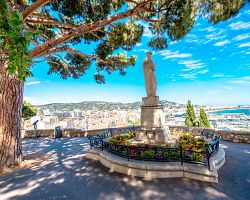 Krásný výhled na celé Cannes z pahorku Le Suquet