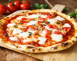 Pizza Margherita byla poprvé upečena v Neapoli
