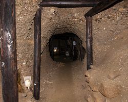 Procházka tunely Ravne, které se nachází pod jednou z pyramid