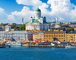 Malebné panorama Tržního náměstí v Helsinkách