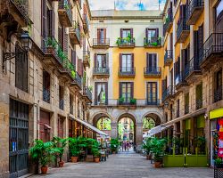 Útulné uličky gotické čtvrti v Barceloně