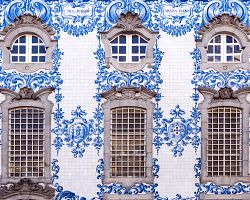 Modré ručně vyráběné kachličky azulejos – tradiční výzdoba staveb v Portě