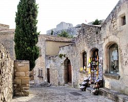 Kamenné uličky městečka Les Baux de Provence