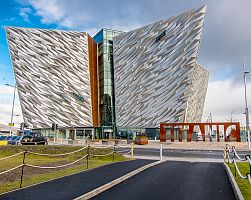 Supermoderní budova muzea lodi Titanic v Belfastu