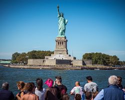 Socha Svobody v plné kráse z lodi při plavbě na Liberty Island