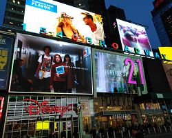 Procházka po newyorské ulici Broadway stojí za to. Vyrazíte i na muzikál?