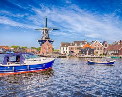 Větrný mlýn na řece Spaarne v Haarlemu