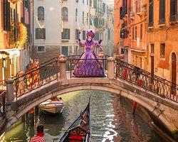 Benátský kanál a bohatý karnevalový kostým