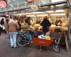 Stánek se sýry na trzích v Haarlemu je velkým lákadlem…