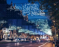 Užijte si vánočně osvětlený Madrid při večerní projížďce Naviluzem…