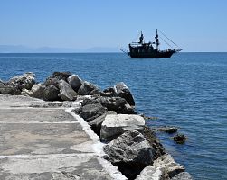 Plavba pirátskou lodí podél pobřeží Korfu… Vyzkoušejte jedinečný zážitek!