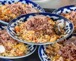 Ochutnejte tzv. plov, tradiční uzbecký pokrm s rýží, masem, mrkví a cibulí!